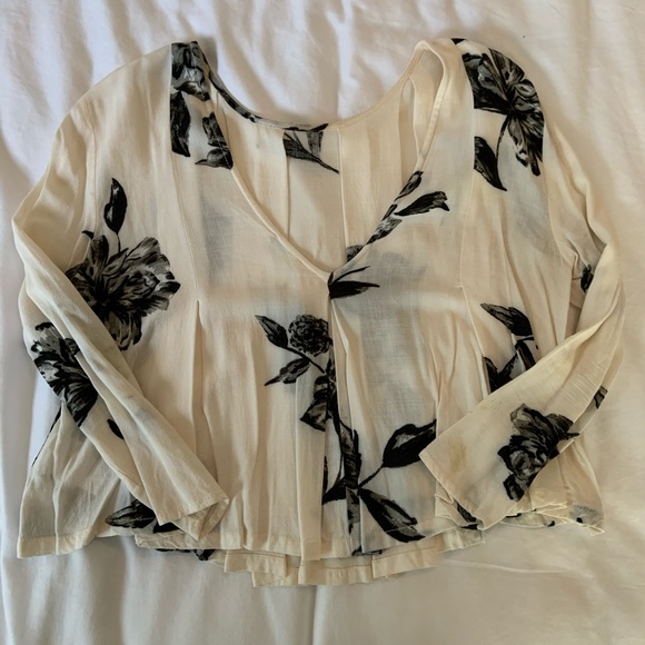 Crop top- black and white flowers - Picture 2 of 2